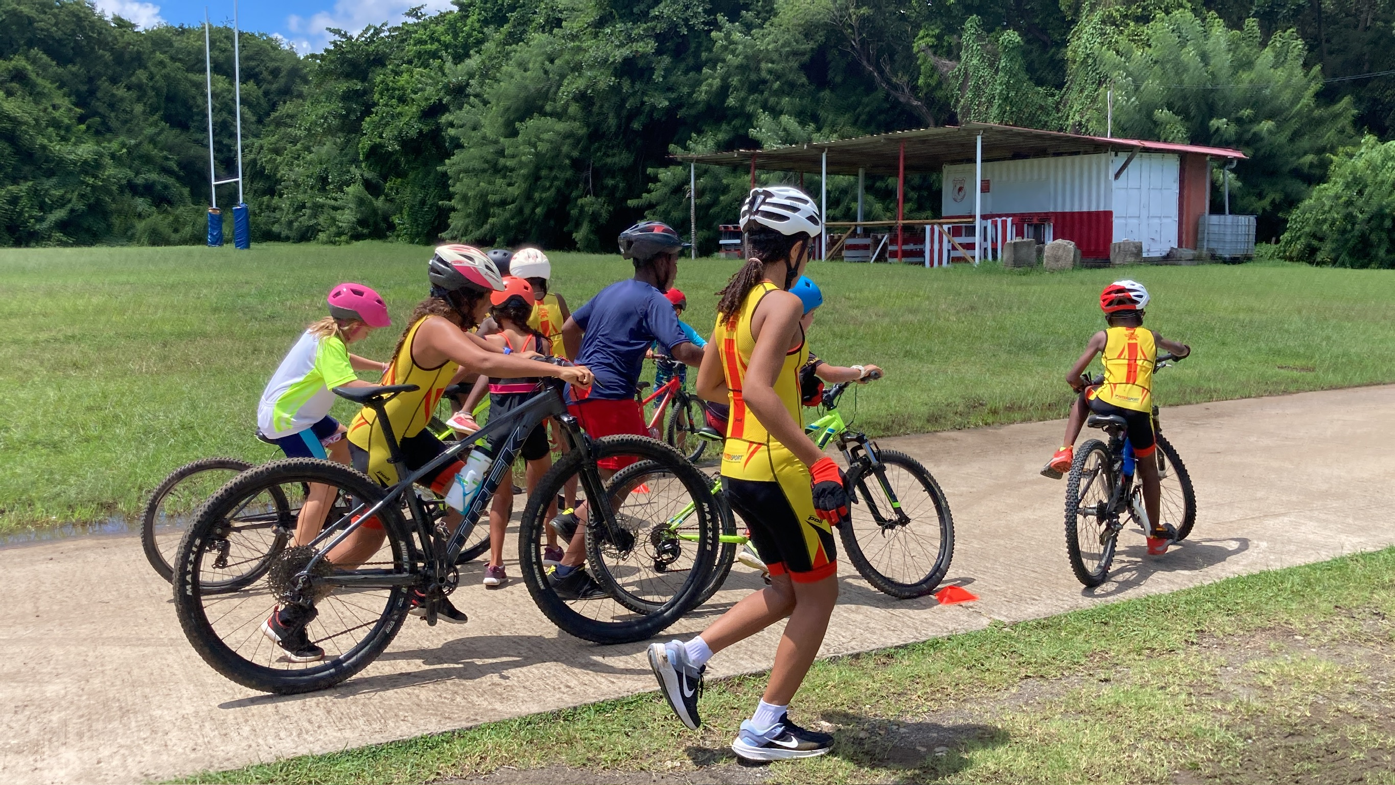 Enfants à l’école de triathlon