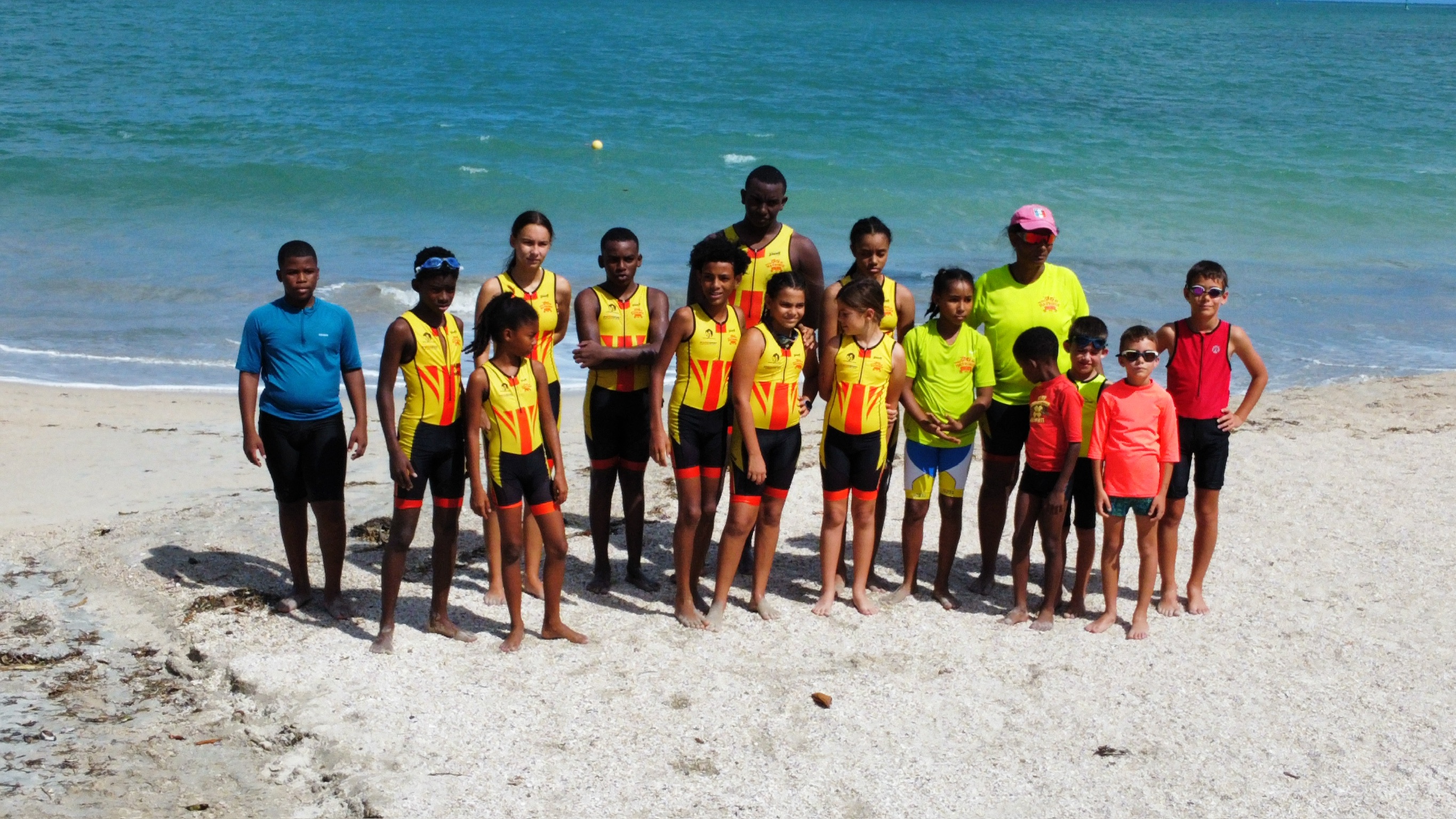 Jeunes cyclistes sur la plage